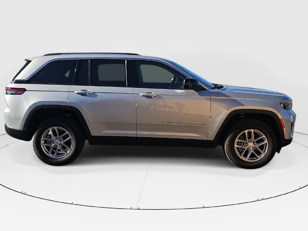Used 2023 Jeep Grand Cherokee Laredo X AWD/4WD image 2