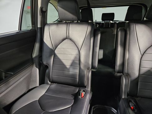 Used 2025 Toyota Highlander XLE AWD/4WD image 12