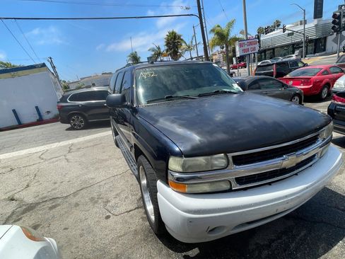 Used 2004 Chevrolet Suburban LT w/ Preferred Equipment Group image 2