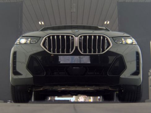 Used 2025 BMW X6 xDrive40i AWD/4WD image 3