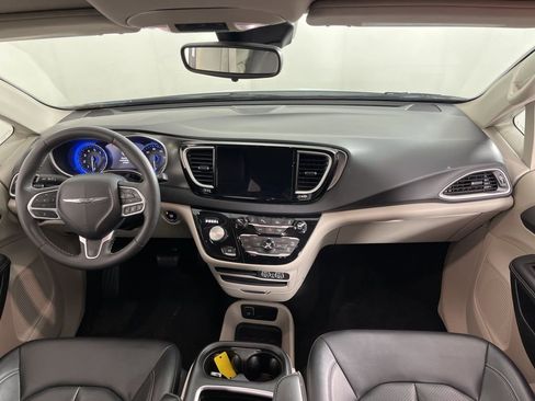 Used 2024 Chrysler Pacifica Touring-L image 19