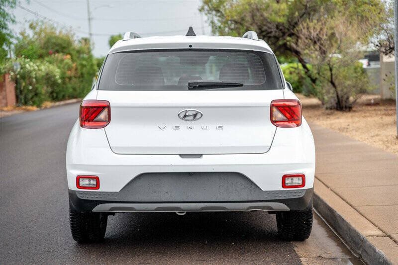 Used 2022 Hyundai Venue SEL FWD image 4