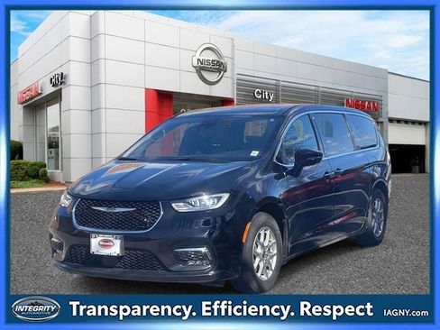 Used 2025 Chrysler Pacifica Select image 4