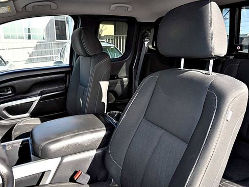 Used 2017 Nissan Titan SV image 10