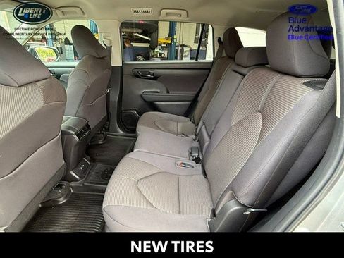 Used 2023 Toyota Highlander LE FWD image 13