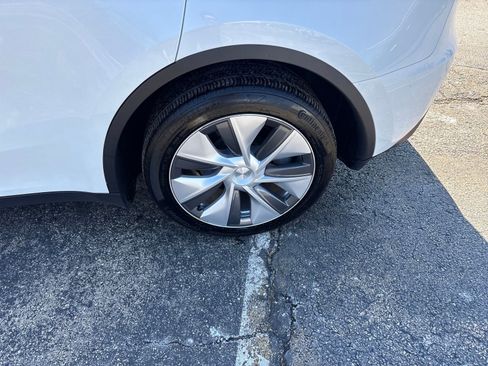 Used 2023 Tesla Model Y Performance image 31