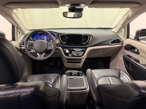 Used 2023 Chrysler Pacifica Touring-L FWD image 21