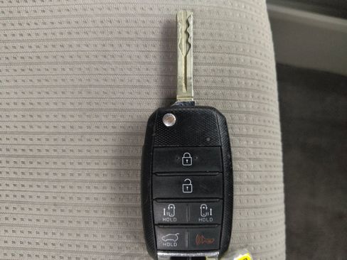 Used 2020 Kia Sedona LX FWD image 32