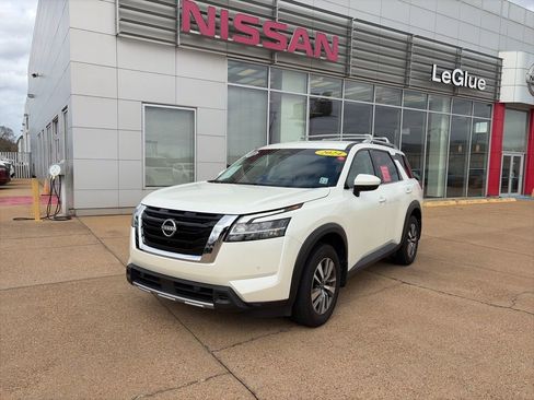 Certified 2024 Nissan Pathfinder SL image 1
