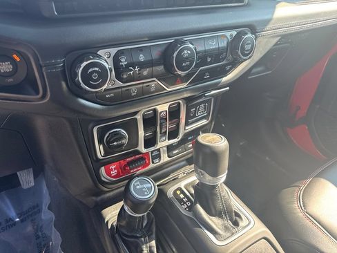 Used 2025 Jeep Gladiator Rubicon w/ Convenience Group AWD/4WD image 19