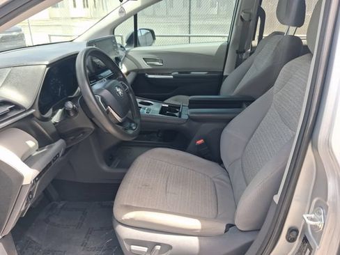 Used 2021 Toyota Sienna LE FWD image 9