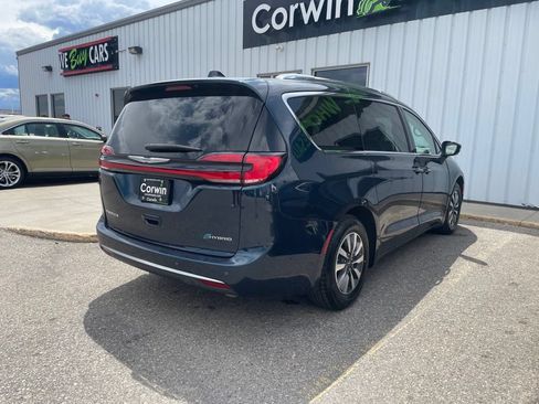 Used 2021 Chrysler Pacifica Touring-L FWD image 11