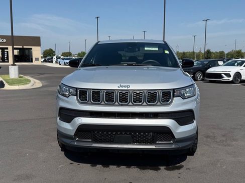 Used 2025 Jeep Compass Sport AWD/4WD image 2
