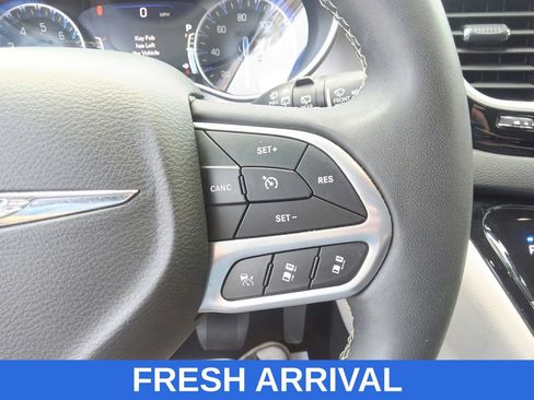 Used 2023 Chrysler Pacifica Touring-L FWD image 25