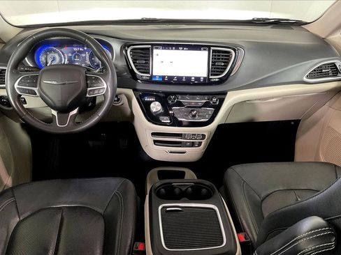 Used 2022 Chrysler Pacifica Touring-L image 15
