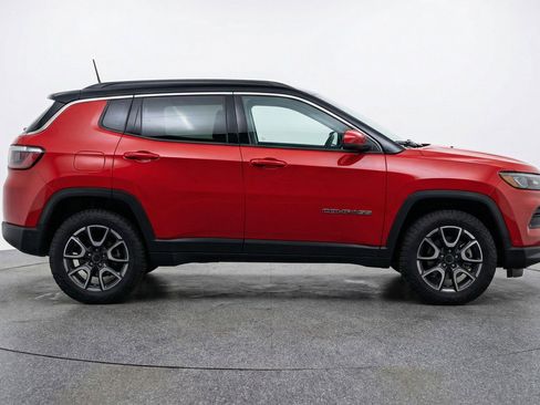 Used 2025 Jeep Compass Trailhawk image 11