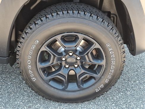 Used 2020 Jeep Cherokee Trailhawk w/ Cold Weather Group AWD/4WD image 8