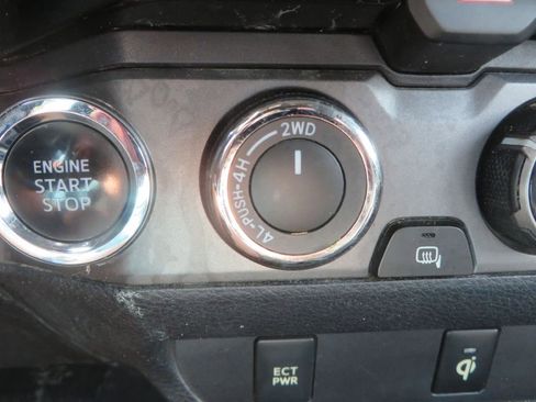 Used 2016 Toyota Tacoma TRD Sport w/ Towing Package image 19