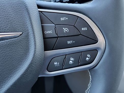 Used 2022 Chrysler Pacifica Touring-L FWD image 18