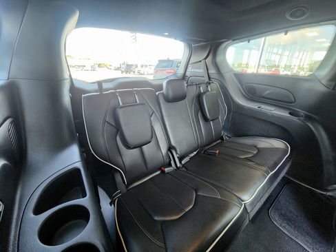 Used 2025 Chrysler Pacifica Limited FWD image 7