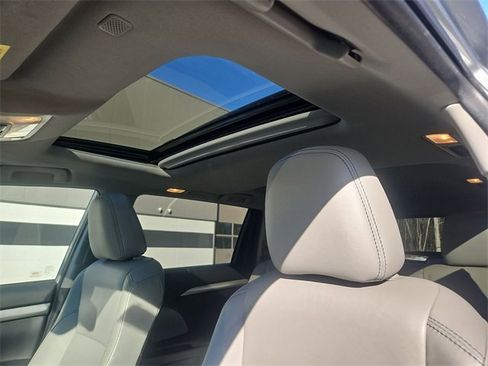 Used 2019 Toyota Highlander SE image 19