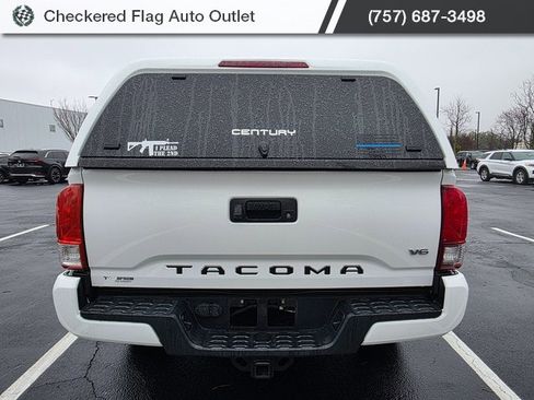 Used 2018 Toyota Tacoma TRD Sport image 5