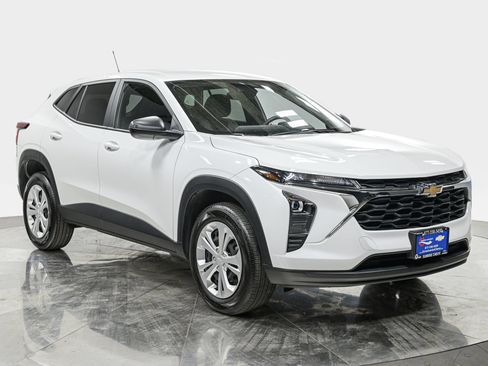 Used 2025 Chevrolet Trax LS FWD image 10