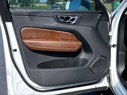 Used 2018 Volvo XC60 T6 Momentum w/ Convenience Package AWD/4WD image 25