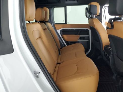 Used 2024 Land Rover Defender 110 SE image 12