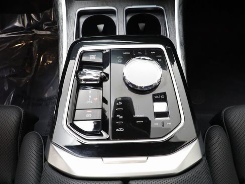 Certified 2025 BMW 760i xDrive w/ Executive Package image 14