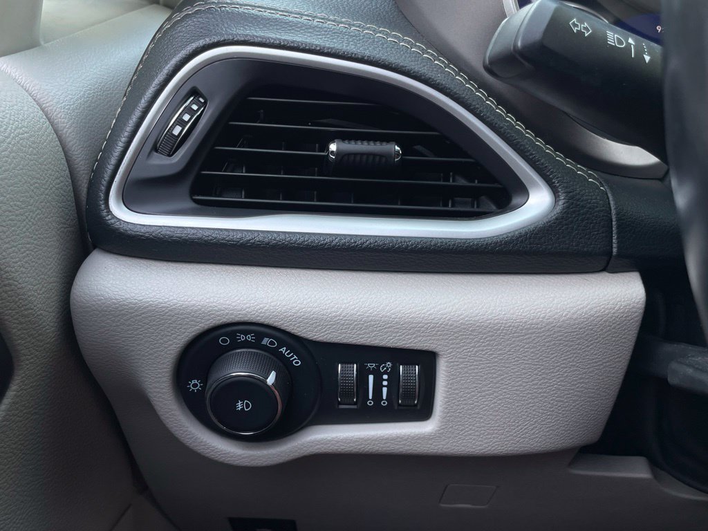 Used 2021 Chrysler Pacifica Touring-L FWD image 14