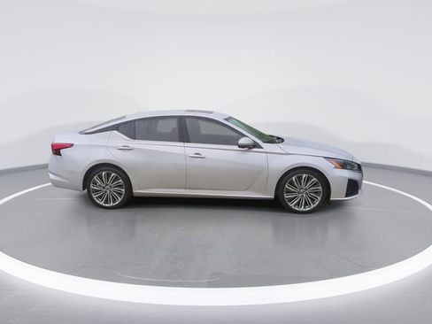 Used 2023 Nissan Altima 2.5 SL FWD image 9