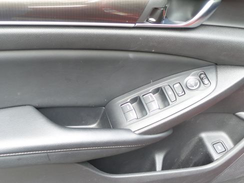 Used 2018 Honda Accord Sport image 9