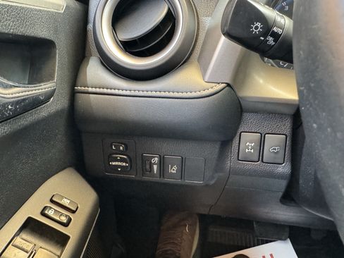 Used 2018 Toyota RAV4 XLE AWD/4WD image 10
