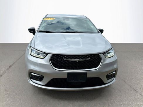 Used 2024 Chrysler Pacifica Touring-L FWD image 9