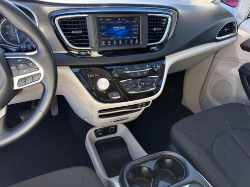 Used 2020 Chrysler Pacifica Touring image 19
