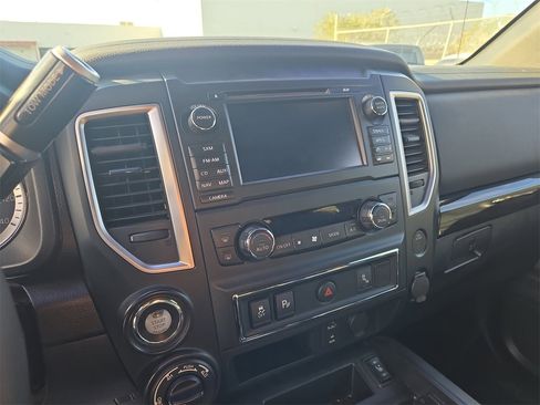 Used 2018 Nissan Titan SV w/ SV Convenience Package image 11
