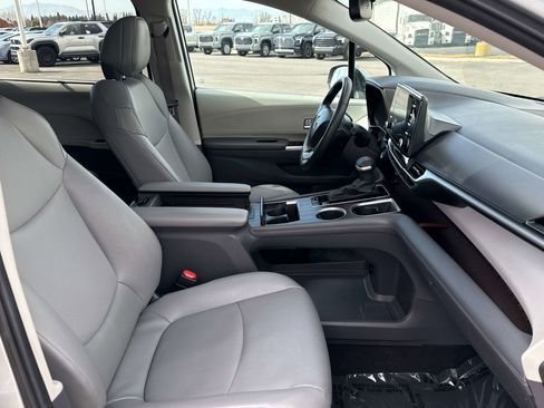 Used 2024 Toyota Sienna XLE image 21