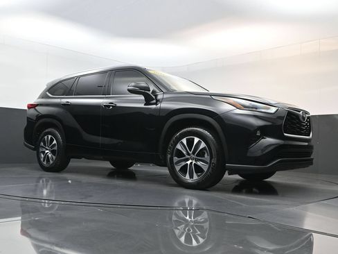 Used 2021 Toyota Highlander XLE FWD image 24