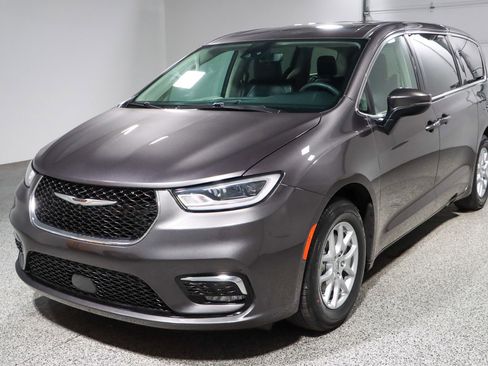 Used 2023 Chrysler Pacifica Touring-L FWD image 32
