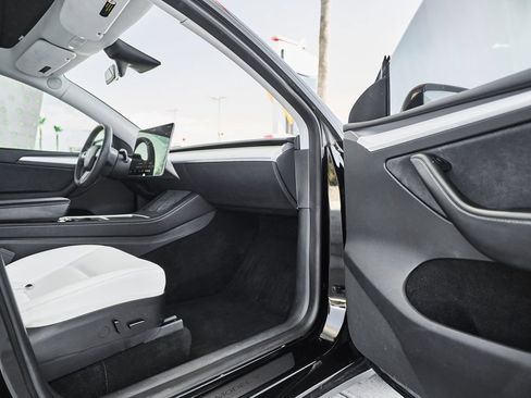 Used 2023 Tesla Model Y Long Range AWD/4WD image 11