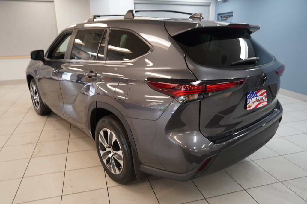 Used 2024 Toyota Highlander XLE AWD/4WD image 10