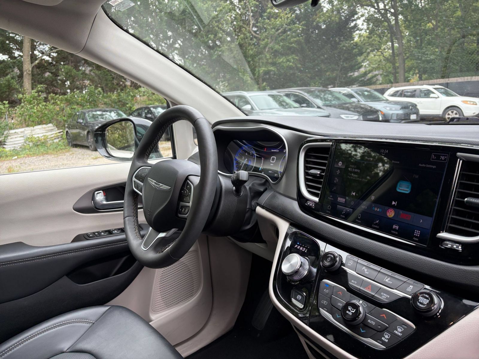 Used 2024 Chrysler Pacifica Touring-L FWD image 35