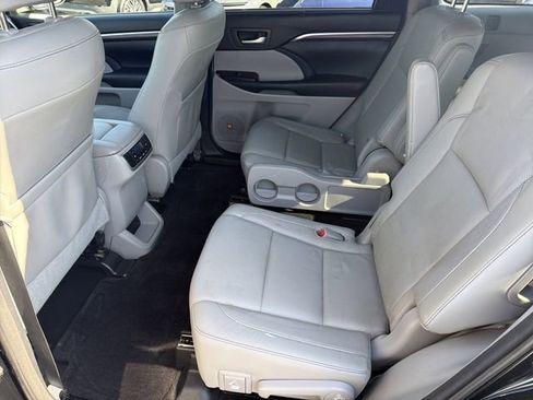 Used 2016 Toyota Highlander Limited image 22