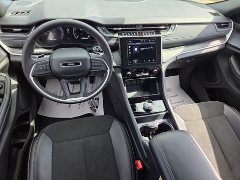 Used 2025 Jeep Grand Cherokee Altitude RWD image 9