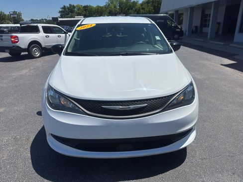 Used 2024 Chrysler Voyager LX FWD image 4