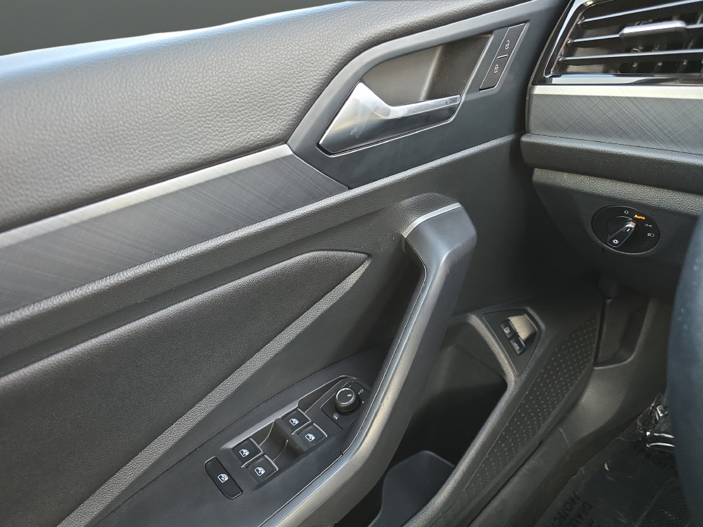 Used 2024 Volkswagen Jetta SE FWD image 22