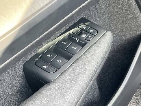 Used 2025 Volvo XC40 B5 Core w/ Protection Package Premier image 25