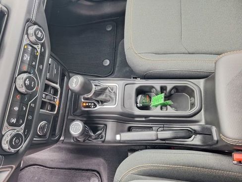 Used 2025 Jeep Wrangler Unlimited Sahara AWD/4WD image 27
