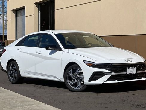 New 2025 Hyundai Elantra SEL image 2